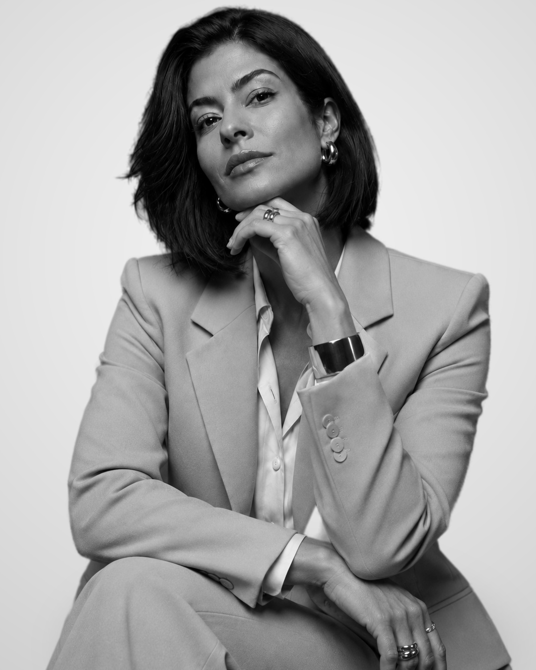 Retrato em preto e branco de Viviane Carvalho